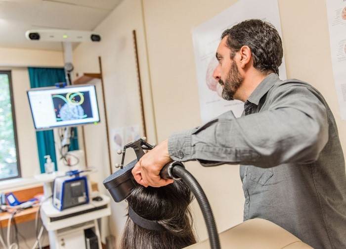 rTMS چگونه برای درمان افسردگی عمل می‌کند؟