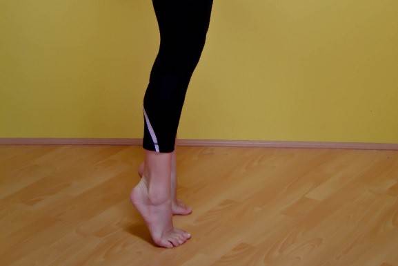 بالا بردن پاشنه پا - ورزش درمانی آرتروز زانو