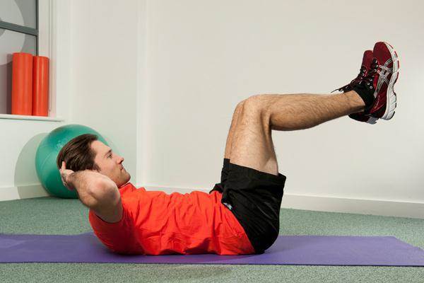 حرکت تمرینی کرانچ برای درمان گودی کمر