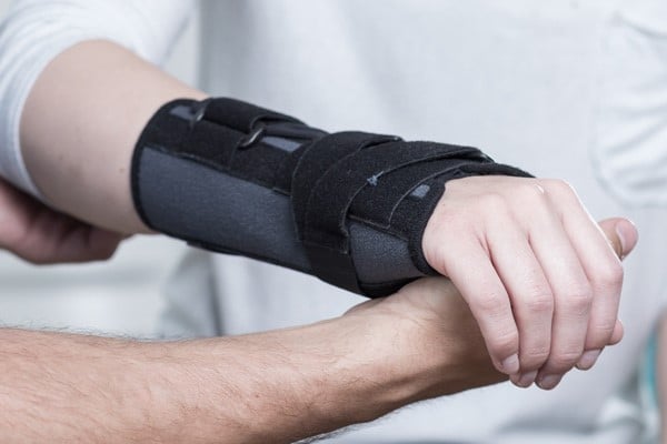 زمانی که مچ دست شما در گچ یا اسلینگ است