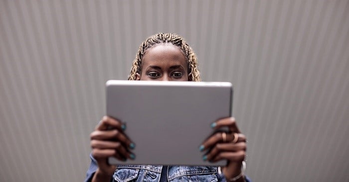 قرار دادن موبایل یا صفحه مانیتور موازی با سطح چشم