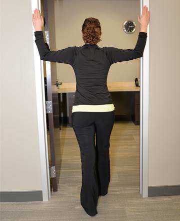 کشش درگاهی برای بهبود شانه درد